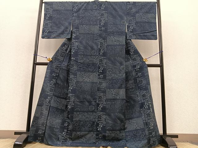 平和屋着物▽上質な小紋 単衣 作家物 紬地 本藍 型絵染 横段花文 正絹 逸品 BAAT1132hv