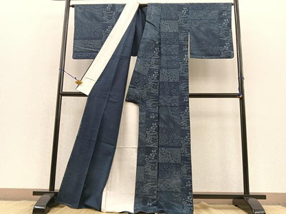 平和屋着物▽上質な小紋 単衣 作家物 紬地 本藍 型絵染 横段花文 正絹 逸品 BAAT1132hv