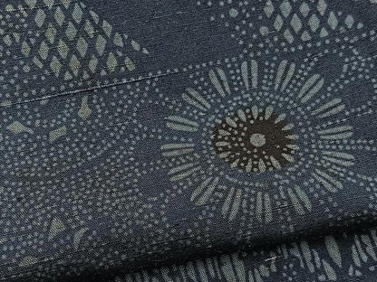 平和屋着物▽上質な小紋 単衣 作家物 紬地 本藍 型絵染 横段花文 正絹 逸品 BAAT1132hv