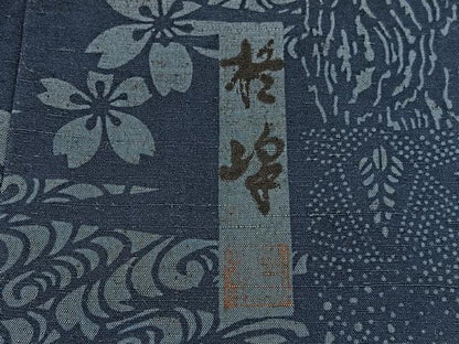 平和屋着物▽上質な小紋 単衣 作家物 紬地 本藍 型絵染 横段花文 正絹 逸品 BAAT1132hv