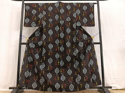 平和屋着物●久留米絣 単衣 琉球絣文様 黒鳶色 綿 逸品 未使用 BAAW2205yc