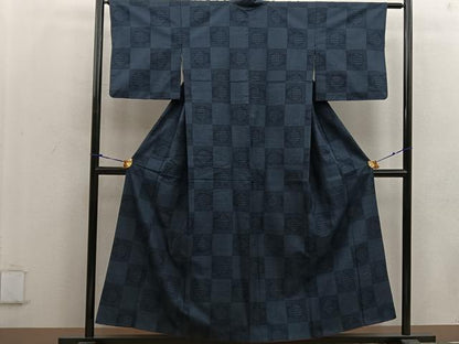 平和屋着物●東郷織物謹製　本場大島紬　160亀甲　本さつま　正藍染　幾何学文様　証紙付き　綿　逸品　BAAW3469mz