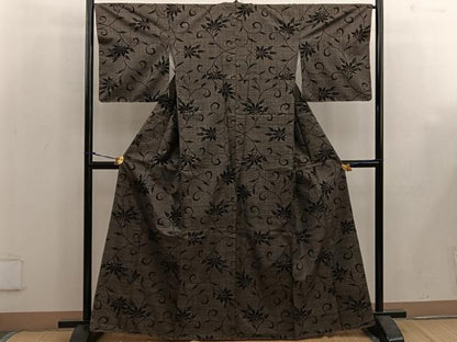 平和屋着物●本場大島紬 古代染色 純泥染め 更紗花唐草文 証紙付き 正絹 逸品 未使用 BAAW3664mz
