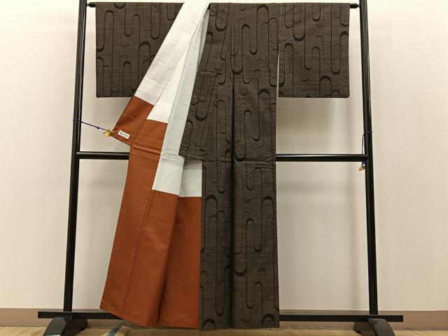 平和屋着物●本場大島紬 純泥染め 壺垂れ文様 宮脇兼太郎商店謹製 やまと誂製 証紙付き 正絹 逸品 BAAW5008hj