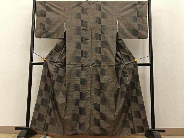 平和屋着物●本場大島紬 純泥染め 9マルキ 幾何学文様 ワタリ紬商事謹製 証紙付き 正絹 逸品 BAAW5009hj
