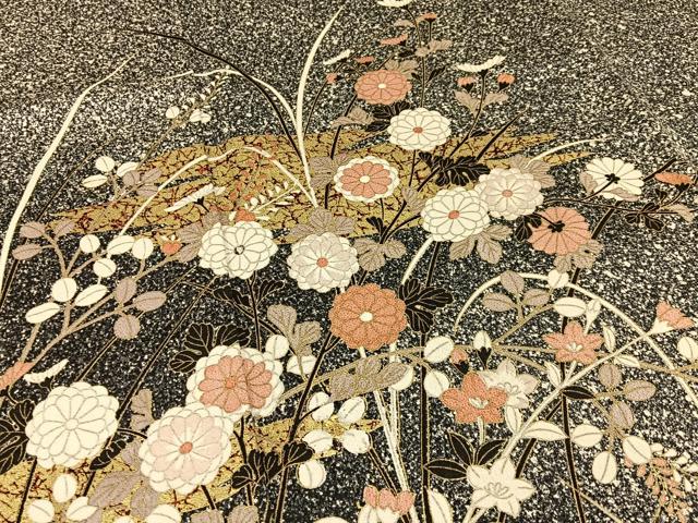 ［4398］訪問着 たたき染 流水草花霞文 金彩 正絹 着物 袷 黒 4398］訪問着 たたき染 流水草花霞文 金彩 正絹 着物 袷 黒の通販 by