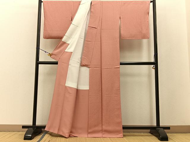 平和屋着物●上質な色無地　紋意匠　珊瑚色　正絹　逸品　BAAW5042hj 平和屋着物○上質な色無地 紋意匠 珊瑚色 正絹 逸品 BAAW5042hj