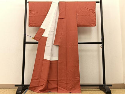 平和屋着物●上質な色無地 紋意匠 赤丹色 正絹 逸品 未使用 BAAW5142hj