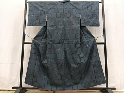 平和屋着物■本場大島紬　7マルキ　亀甲花文　山中幸八作　証紙付き　正絹　逸品　BAAX3855yc