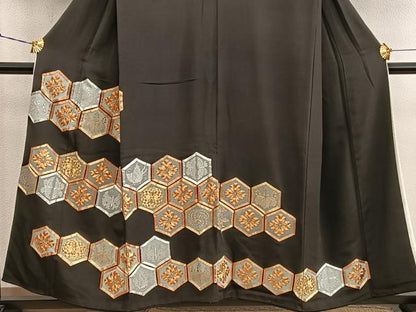 平和屋着物■豪華黒留袖　駒刺繍　舞蝶亀甲花文　正絹　逸品　BAAX5872mz
