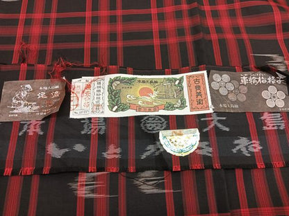 平和屋着物■本場大島紬　藤絹織物謹製　車輪梅格子　琉球絣文様　証紙付き　正絹　逸品　BAAX7062hv