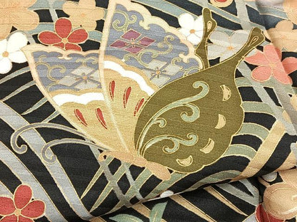 平和屋着物●豪華振袖　駒刺繍　立波花蝶文　暈し染め　黒地　金銀彩　正絹　逸品　BAAX7176hv