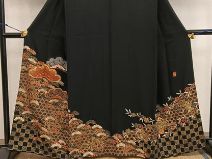 平和屋着物■豪華黒留袖　作家物　駒刺繍　松　金彩　正絹　逸品　BAAX8389mz