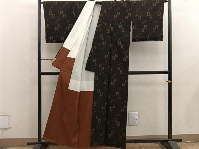 平和屋着物●国指定重要無形文化財　本場久米島紬　大塚春子作　手織　泥染め　草木染　証紙付き　正絹　逸品　BAAY1164mz