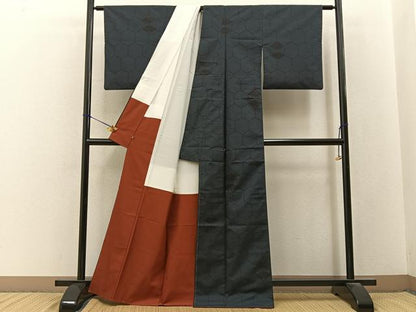 平和屋着物■本場大島紬　7マルキ　亀甲菊文　正絹　逸品　未使用　BAAY3240hj