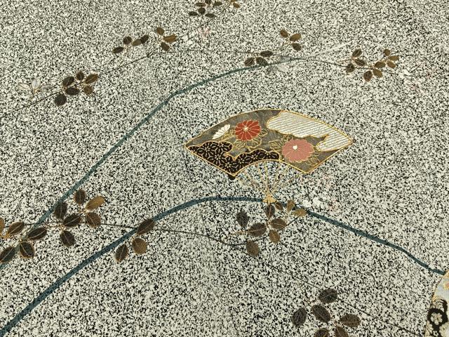 平和屋着物■訪問着　駒刺繍　扇面草花文　たたき染め　黒地　金彩　正絹　逸品　BAAY3305hj