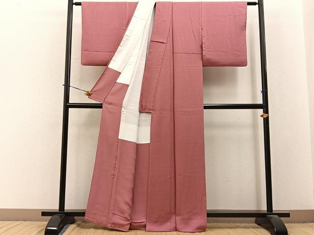 平和屋着物●上質な色無地　作家物　紋意匠　甚三紅色　正絹　逸品　BAAY3838hj