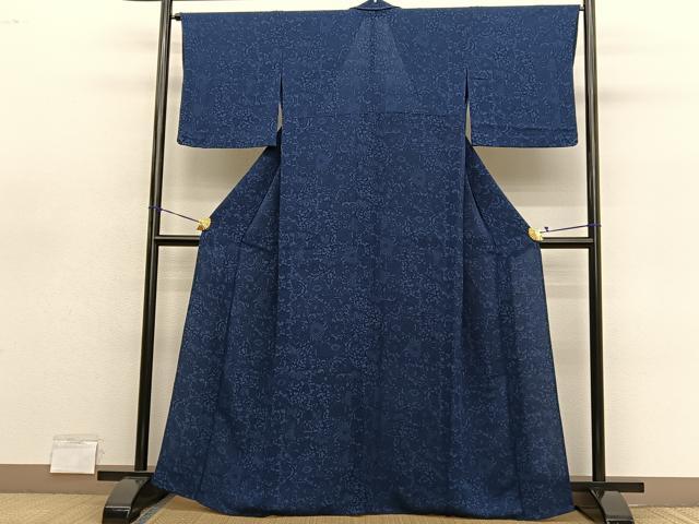 平和屋着物▽阿波藍染伝統工芸　日本植物染色研究員　金子正　小紋　単衣　阿波藍型染　花唐草文　鬼しぼ縮緬　正絹　逸品　BAAY4126hv