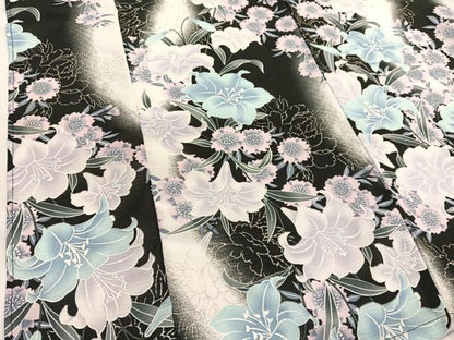 平和屋着物＊夏物　小紋　紅梅織　百合花文　暈し染め　黒地　銀彩　洗える着物　BAAY4348hv