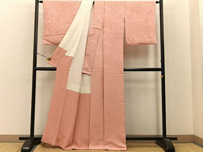 平和屋着物●染色作家　奥田祐斎監修　色無地　平安人物地紋　赤香色　正絹　逸品　BAAY8297hj