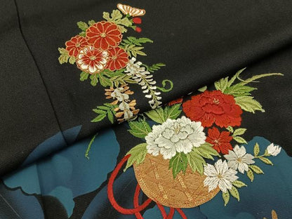 平和屋着物●豪華振袖　駒刺繍　飾花文　黒地　金彩　正絹　逸品　BAAY8492hj