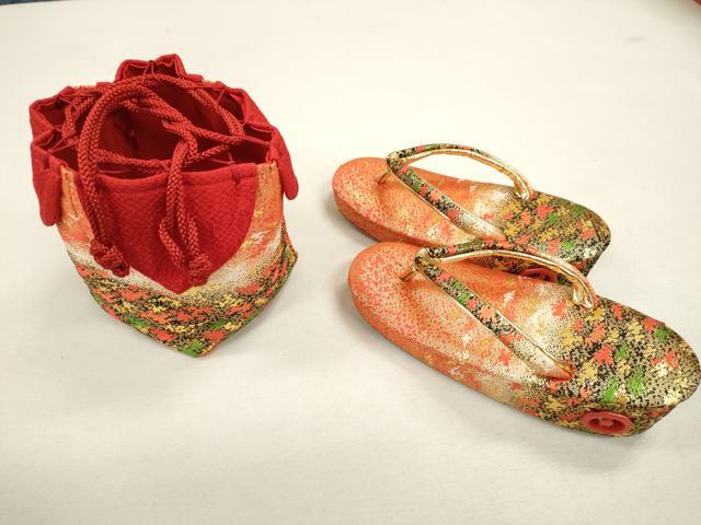 平和屋着物[]七五三　女の子　３歳　祝着　三つ身　長襦袢・帯・小物セット　駒刺繍　鞠草花文　金彩　洗える着物　CAAR6655ze