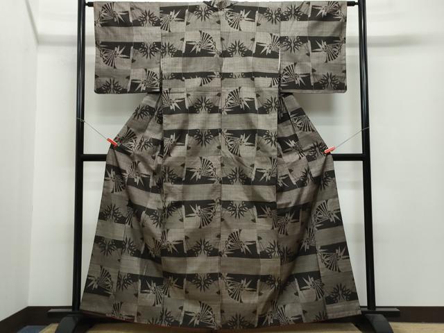 平和屋着物●本場大島紬 7マルキ 泥染め 扇面笹文 正絹 逸品 CAAR8377vf