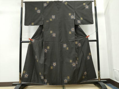 平和屋着物●本場大島紬 9マルキ 泥染め 地空き 色紙重ね舞桜文 当田安憲作 証紙付き 正絹 逸品 未使用 CAAS6758yc