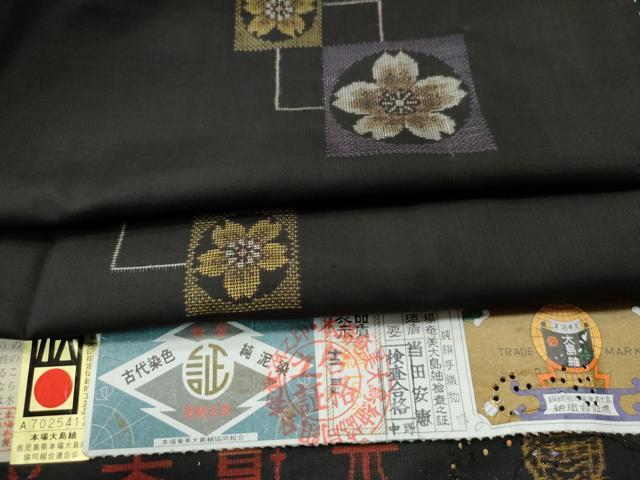 平和屋着物●本場大島紬 9マルキ 泥染め 地空き 色紙重ね舞桜文 当田安憲作 証紙付き 正絹 逸品 未使用 CAAS6758yc