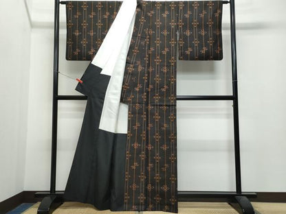 平和屋着物●国指定重要無形文化財　本場久米島紬　屋々名ヨシ作　手織　絣文様　上代50万　証紙付き　正絹　逸品　CAAS8411vf