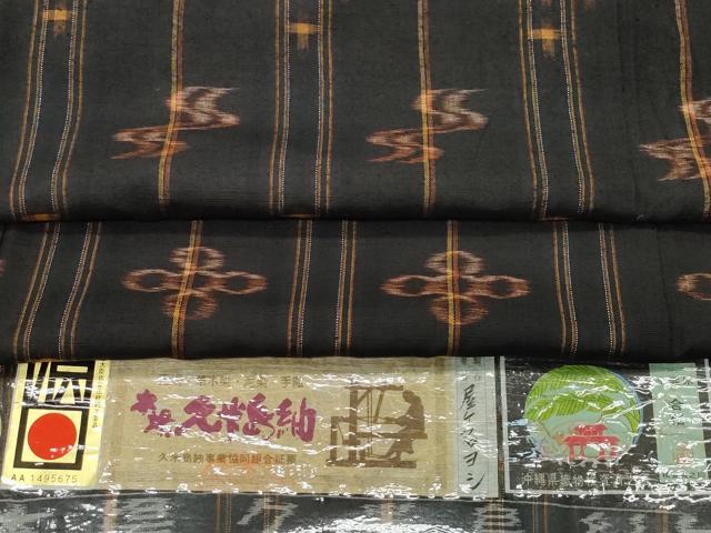 平和屋着物●国指定重要無形文化財　本場久米島紬　屋々名ヨシ作　手織　絣文様　上代50万　証紙付き　正絹　逸品　CAAS8411vf