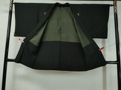 平和屋着物∞男性　黒紋付　羽織　羽裏：松葉色　正絹　逸品　CAAT0481dy