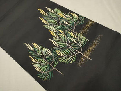 平和屋着物●塩瀬　九寸開き名古屋帯　駒刺繍　枝松文　黒地　金彩　正絹　逸品　CAAT0812hy