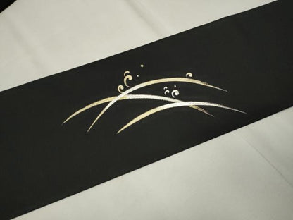 平和屋着物●塩瀬　九寸名古屋帯　作家物　駒刺繍　露芝文　黒地　金彩　正絹　逸品　CAAT1168hy