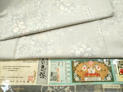平和屋着物●本場大島紬　白大島　9マルキ　吉祥草花文　恵大島紬織物謹製　証紙付き　正絹　逸品　CAAU1883yc