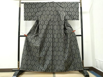 平和屋着物●本場大島紬　7マルキ　亀甲重ね文　正絹　逸品　未使用　CAAU1901yc