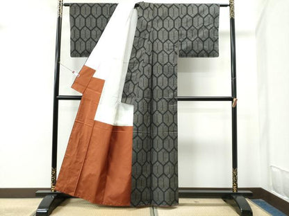 平和屋着物●本場大島紬　7マルキ　亀甲重ね文　正絹　逸品　未使用　CAAU1901yc