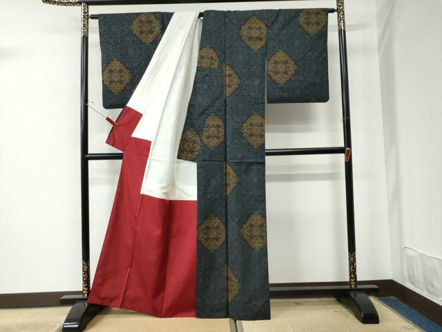 平和屋着物●本場大島紬 7マルキ 菱吉祥花唐草文 正絹 逸品 CAAU2010yc