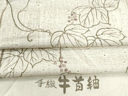平和屋着物●石川県指定無形文化財　牛首紬　白山工房　手織り　葡萄蔦の葉文　反端付き　正絹　逸品　未使用　CAAU2062yc