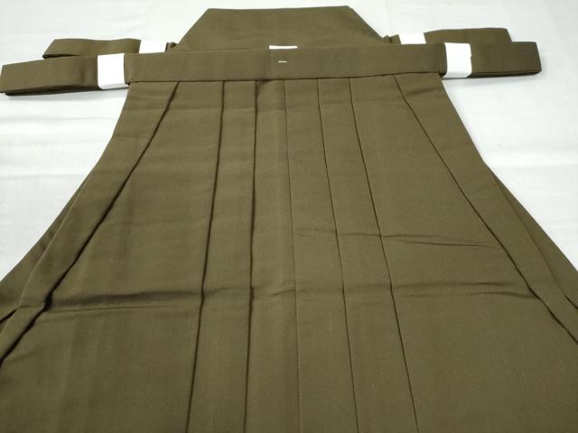 平和屋着物●男性　馬乗り袴　茶席　訪問袴　寿峯作　福寿織　色無地　国防色　反端付き　正絹　逸品　未使用　CAAU2661yc