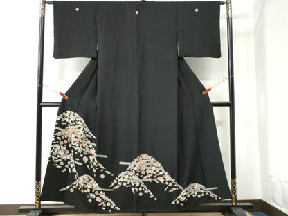 平和屋着物●創業460年・千總　黒留袖　駒刺繍　エ霞遠山宝尽くし吉祥文　金糸　正絹　逸品　CAAU2683yc