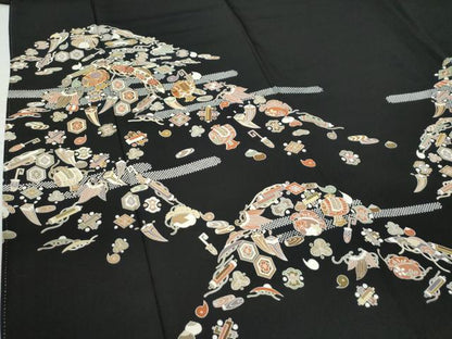 平和屋着物●創業460年・千總　黒留袖　駒刺繍　エ霞遠山宝尽くし吉祥文　金糸　正絹　逸品　CAAU2683yc