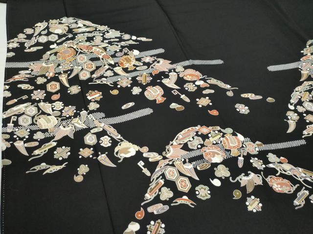 平和屋着物●創業460年・千總　黒留袖　駒刺繍　エ霞遠山宝尽くし吉祥文　金糸　正絹　逸品　CAAU2683yc