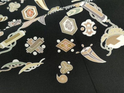 平和屋着物●創業460年・千總　黒留袖　駒刺繍　エ霞遠山宝尽くし吉祥文　金糸　正絹　逸品　CAAU2683yc