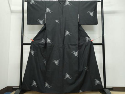 平和屋着物●上質な紬　舞蝶文　黒地　正絹　逸品　CAAU9704vf