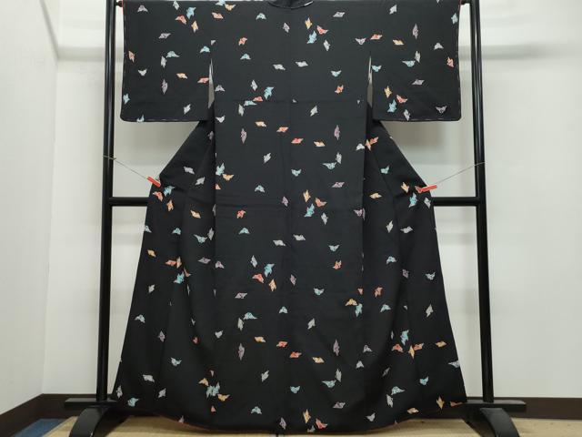 平和屋着物●上質な小紋 型染め 飛鳥文 黒地 鬼しぼ縮緬 正絹 逸品 CAAU9961vf