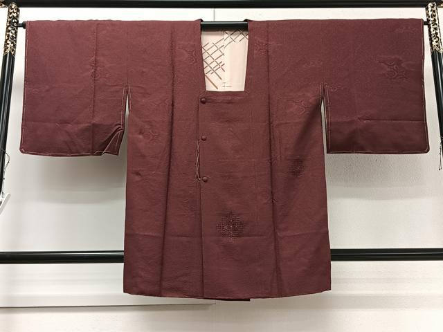 平和屋着物∞中国三大刺繍 スワトウ刺繍 汕頭刺繍 道行コート 雲取り蜀江花文 葡萄色 反端付き ロング丈 正絹 逸品 未使用 CAAV5603id