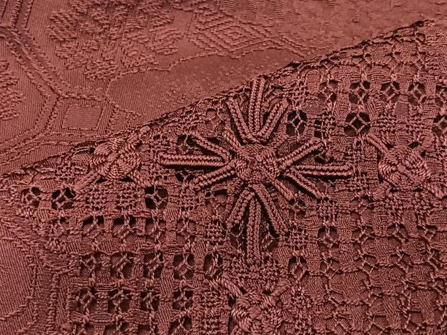 平和屋着物∞中国三大刺繍 スワトウ刺繍 汕頭刺繍 道行コート 雲取り蜀江花文 葡萄色 反端付き ロング丈 正絹 逸品 未使用 CAAV5603id
