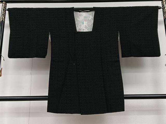 平和屋着物＃道行コート　唐草文　黒地　松坂屋扱い　ロング丈　正絹　逸品　CAAV5838id