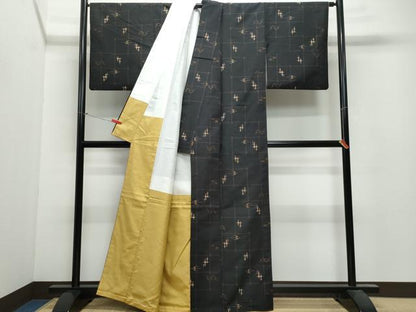 平和屋着物●本場琉球紬　琉球絣文様　黒地　正絹　逸品　CAAV6436vf